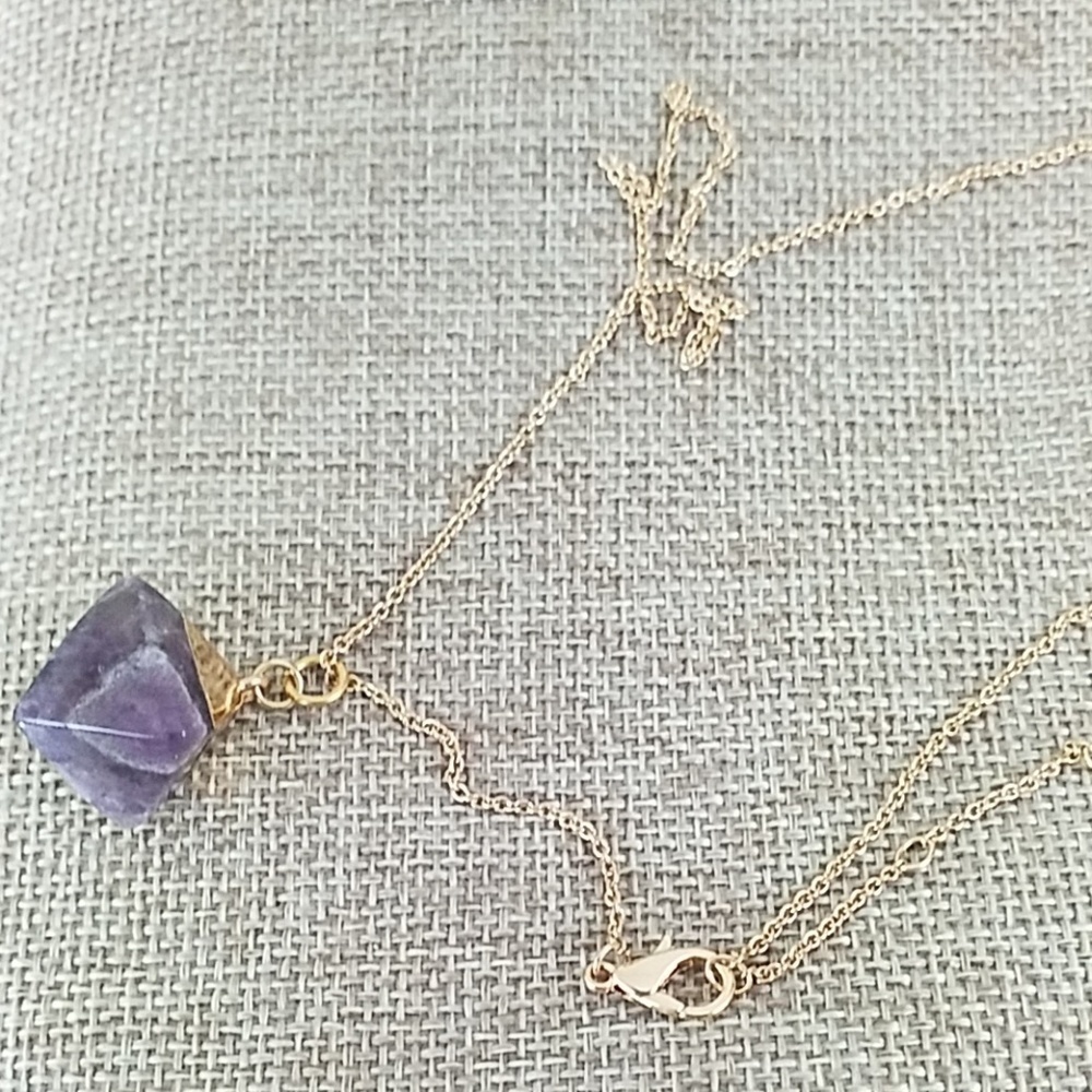 GOLD TON Necklace w/Amethyst Pendant.